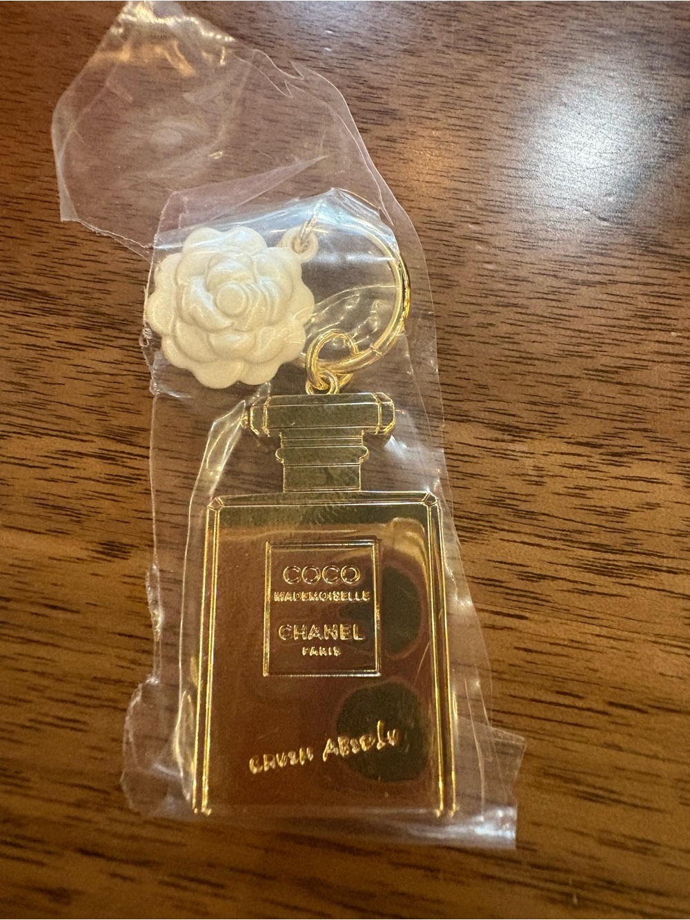 🆕🌸CHANEL-Gold and White Camellia Perfume Bottle Keyring and cards
